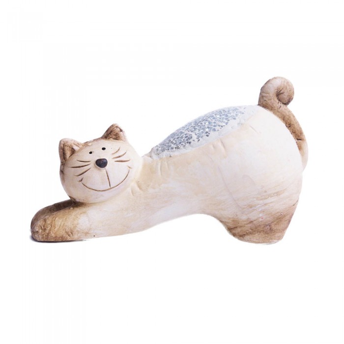 Brązowy gliniany przeciągający się kot z kawałkami szkła