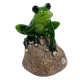 Figurka żaba na kamieniu żabka dekoracja ceramiczna 13 cm