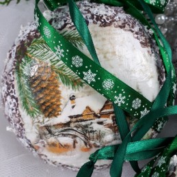 Bombka decoupage z jeżem i zieloną wstążką