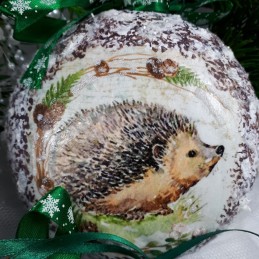 Jeż na bombce decoupage, zbliżenie