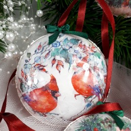 Bombka decoupage z kardynałami wśród ostrokrzewu