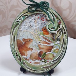Decoupage zimowa bombka z ażurową ramką ptaszek rudzik wiewiórka