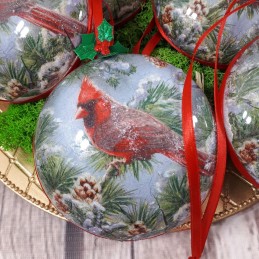 Bombka decoupage z kardynałem szkarłatnym na gałązce sosny