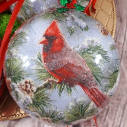 Kardynał szkarłatny na bombce decoupage, zbliżenie