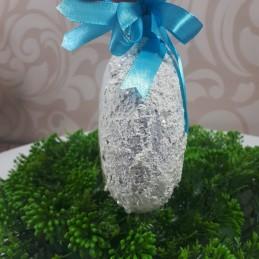 Bombka z kotkiem, widok z boku z koronkowym zdobieniem