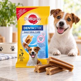Opakowanie Pedigree Dentastix obok psa i gryzaków